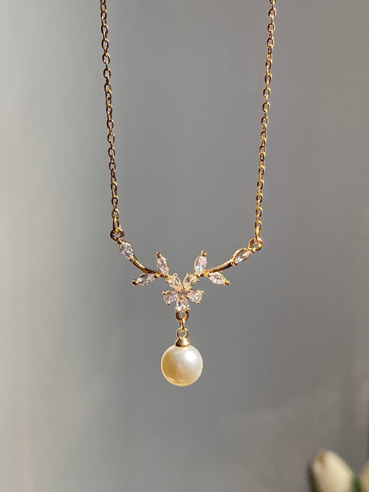 عقد ستالس ذهبي بتصميم زهره مع لؤلؤة متدلية
