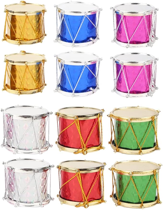 أكمل سحر شجرتك! أضف لمسة تقليدية ومبهجة لديكور عيد الميلاد الخاص بك مع مجموعة زينة الطبول الكلاسيكية هذه.