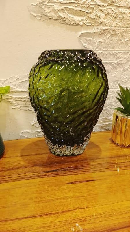 مزهرية زجاجية خضراء بنقوش بارزة بقاعدة كريستال 26×16 سم