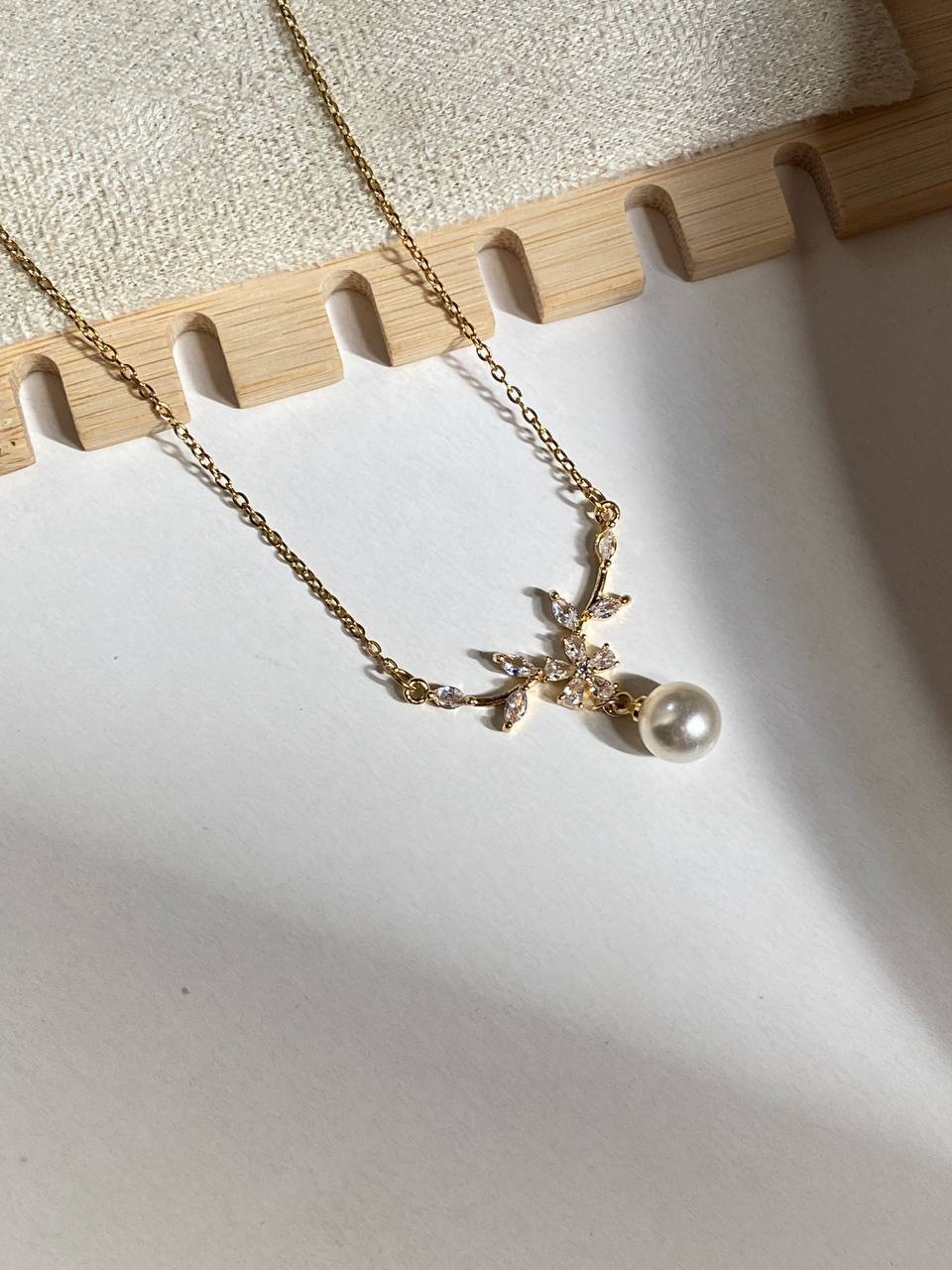 عقد ستالس ذهبي بتصميم زهره مع لؤلؤة متدلية