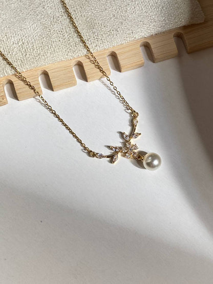 عقد ستالس ذهبي بتصميم زهره مع لؤلؤة متدلية