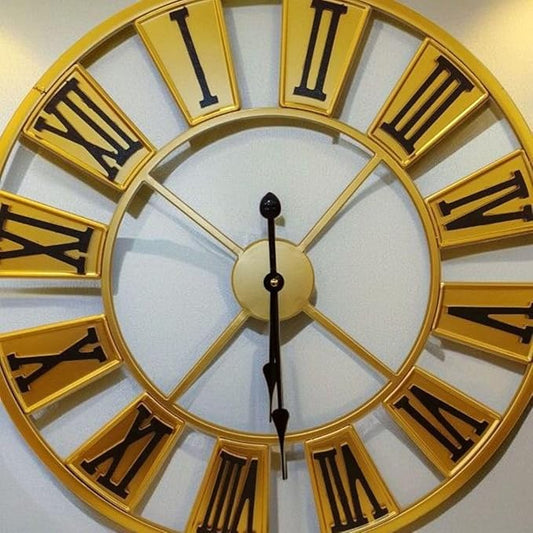 ساعة حائط معدنية كلاسيك باللون الذهبي 60 سم بتصميم أرقام رومانية