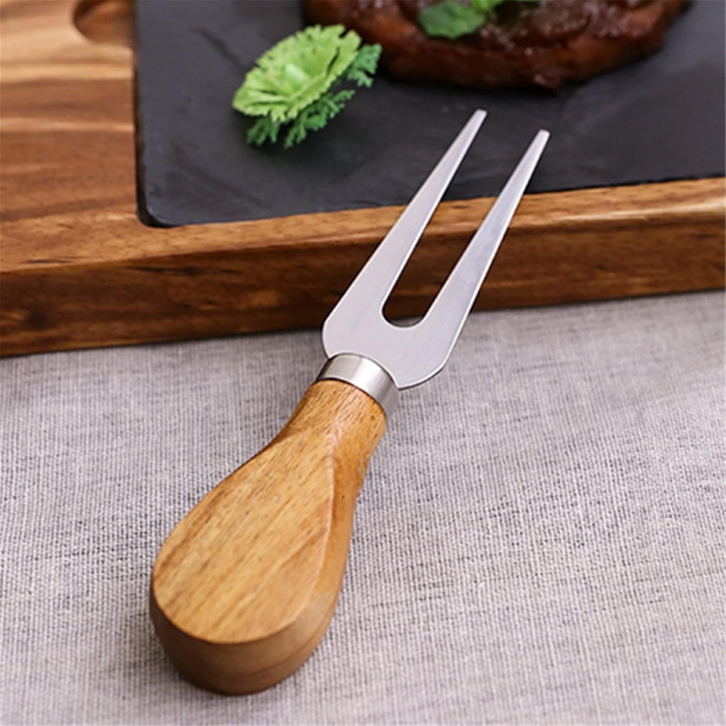 شوكة جبن من الستانلس ستيل بمقبض خشبي من الزان