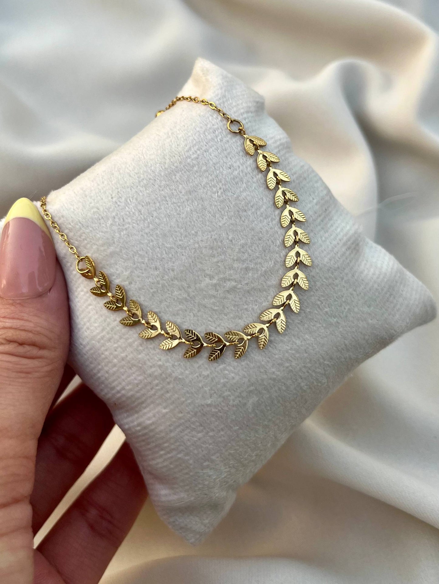 إسوارة ستانلس ستيل بتصميم أوراق ذهبية أنيقة