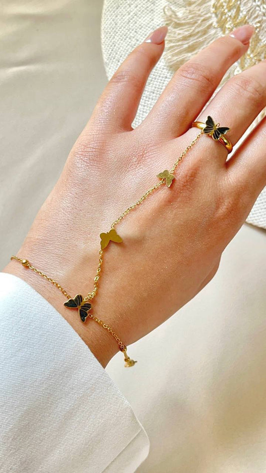 إسورة يد بخاتم متصلة بسلسلة من الستانلس ستيل الذهبي – تصميم فراشات