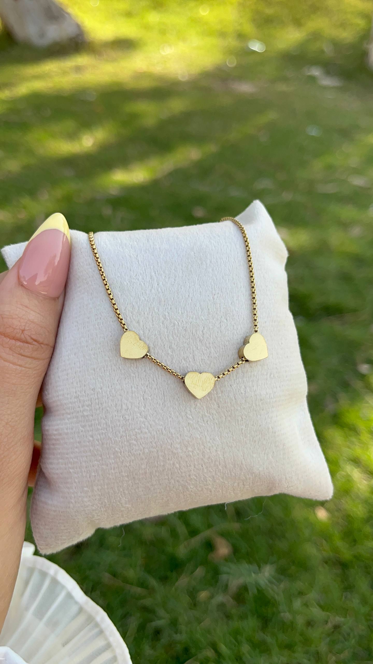 إسورة قلب معدنية باللون الذهبي – تصميم قلوب أنيق