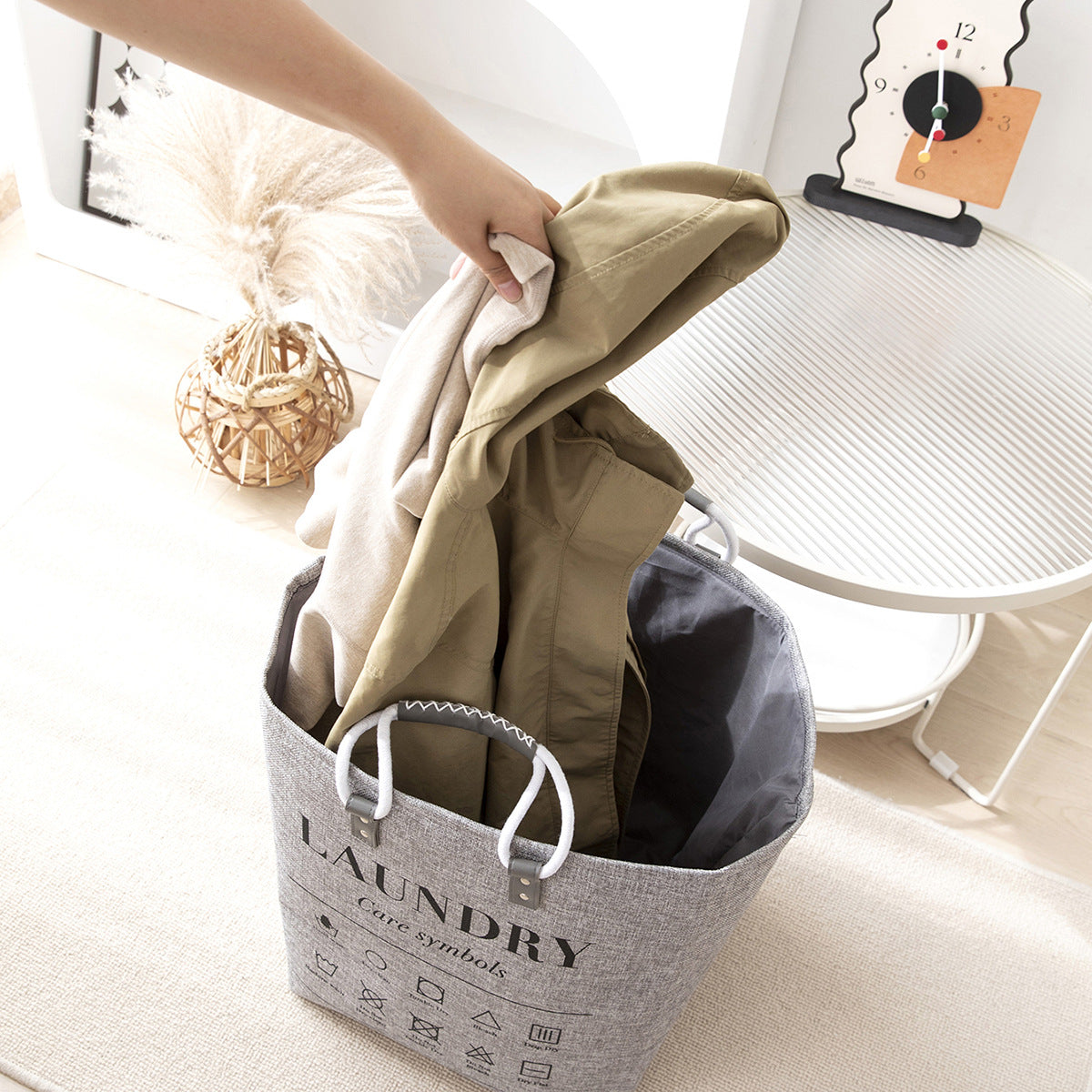 سلة غسيل قماشية مع رموز العناية ومقابض مزدوجة