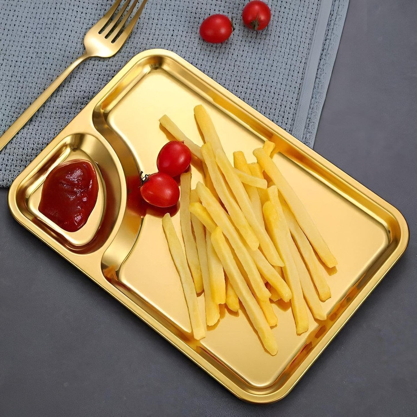 صينية طعام ذهبية من الستانلس ستيل مع قسم مخصص للصوص – تصميم فاخر وأنيق