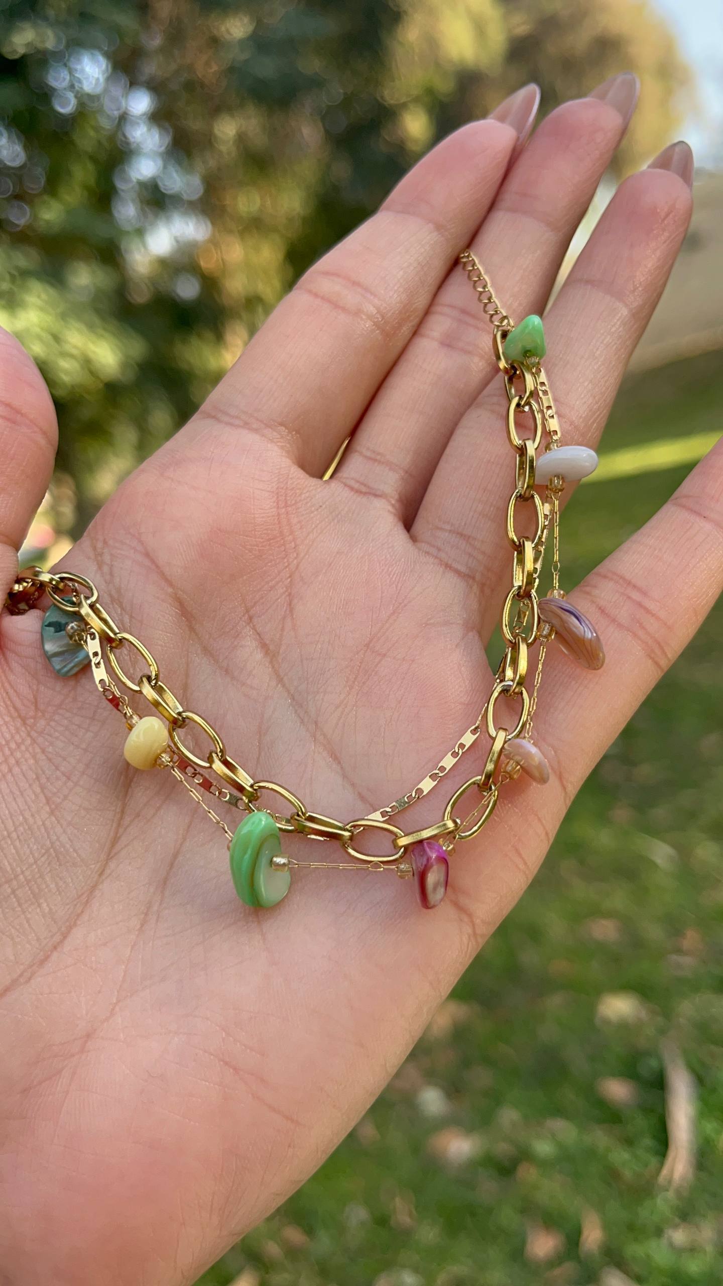 إسورة طبقات باللون الذهبي – سلسلة لينك مع سلسلة بوكس وحبات ملوّنة