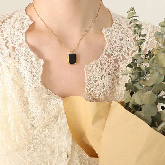 عقد بقلادة سوداء مستطيلة مع كتابة على الظهر – تصميم أنيق عصري