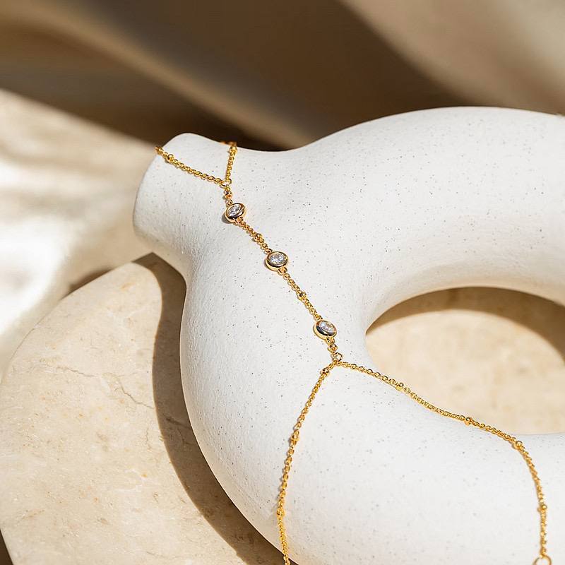 إسورة يد بخاتم متصلة بسلسلة استانلس ذهبي مزينة بكرستال – تصميم بوهيمي أنيق