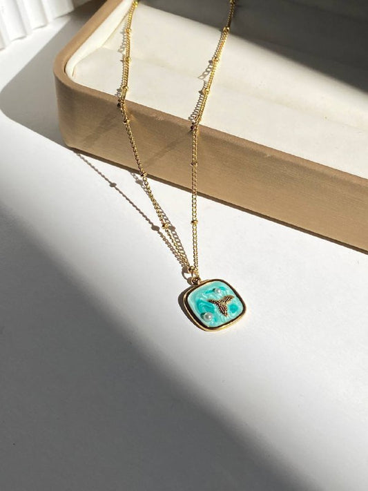 عقد بتعليقة صدفة باللون الذهبي مزينة بمينا زرقاء ولآلئ تقليدية