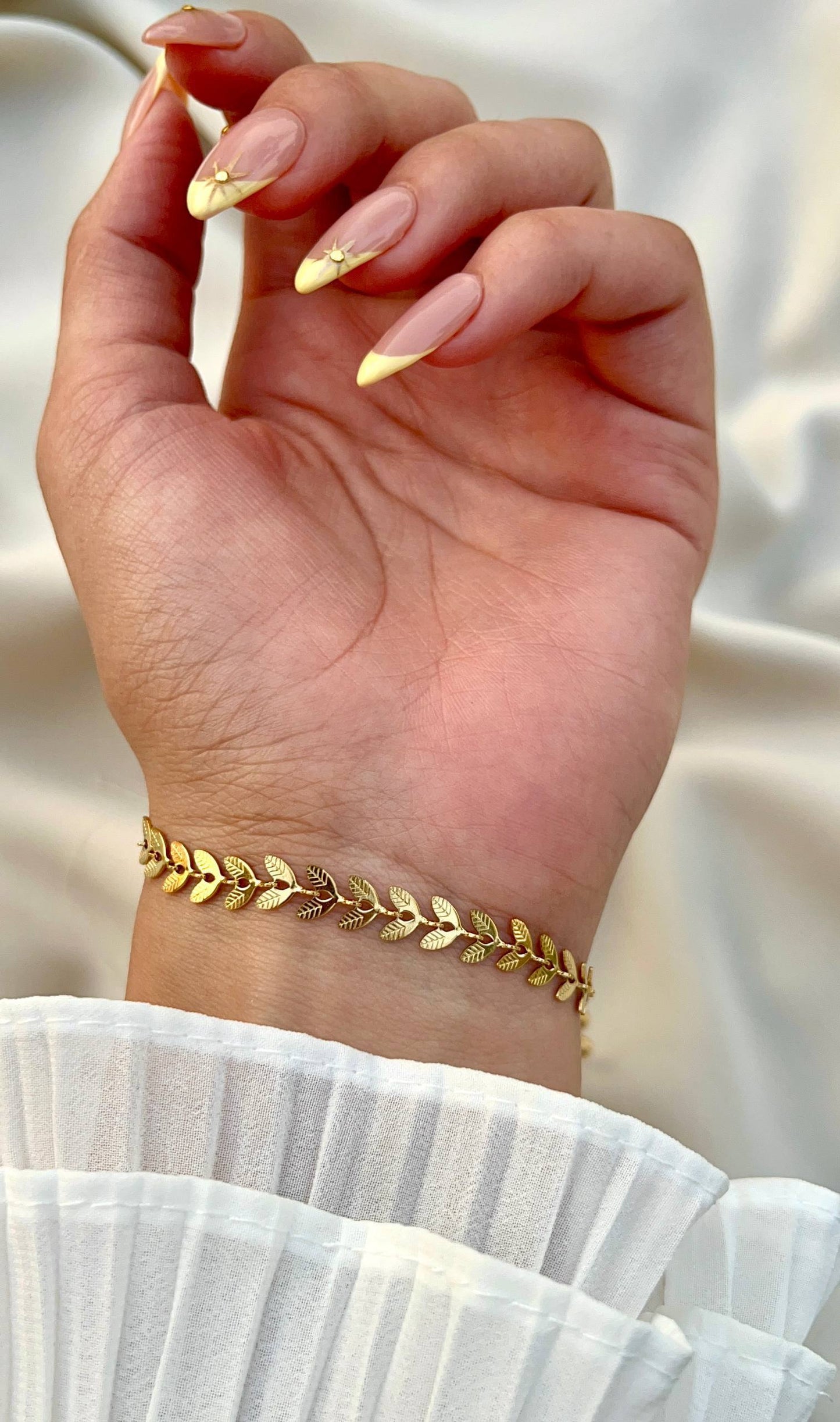 إسوارة ستانلس ستيل بتصميم أوراق ذهبية أنيقة