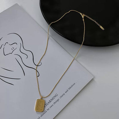 عقد بقلادة سوداء مستطيلة مع كتابة على الظهر – تصميم أنيق عصري