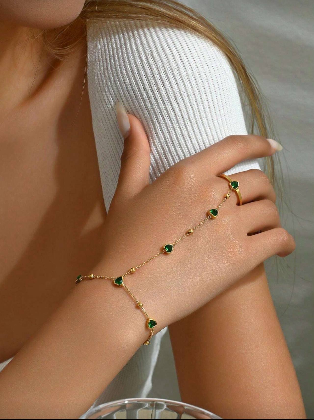 إسورة يد من الستانلس ستيل الذهبي مزينة بقلوب خضراء من الزركون