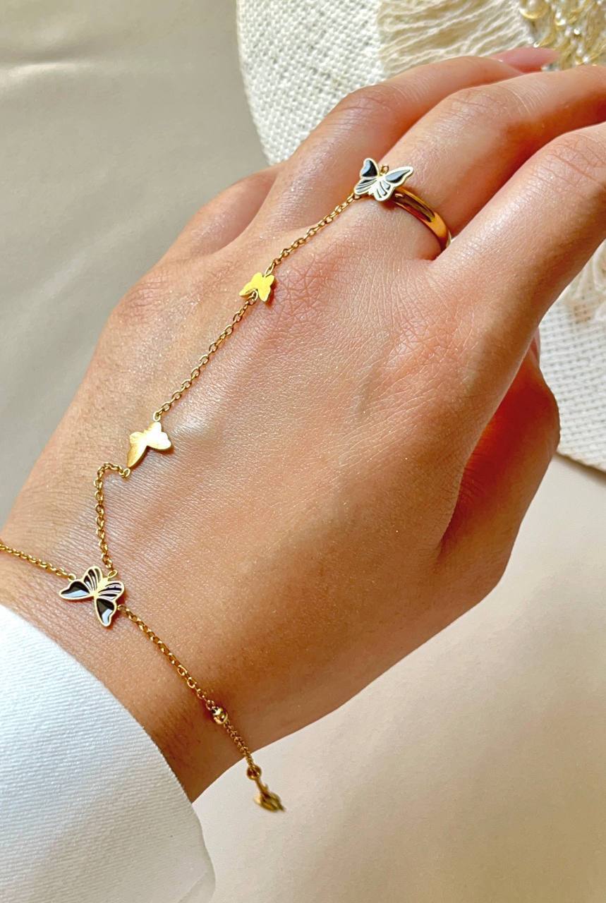 إسورة يد بخاتم متصلة بسلسلة من الستانلس ستيل الذهبي – تصميم فراشات