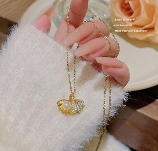 سلسلة ذهبية بدلاية صدفة ولؤلؤة وزركون على شكل قلب
