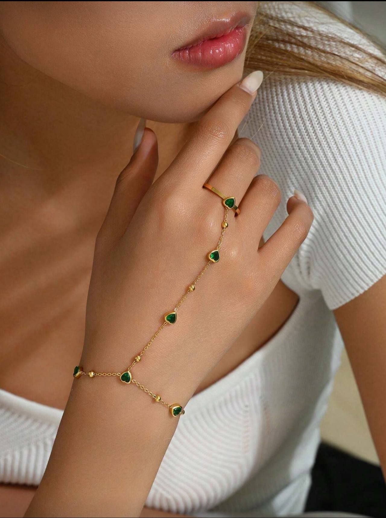 إسورة يد من الستانلس ستيل الذهبي مزينة بقلوب خضراء من الزركون