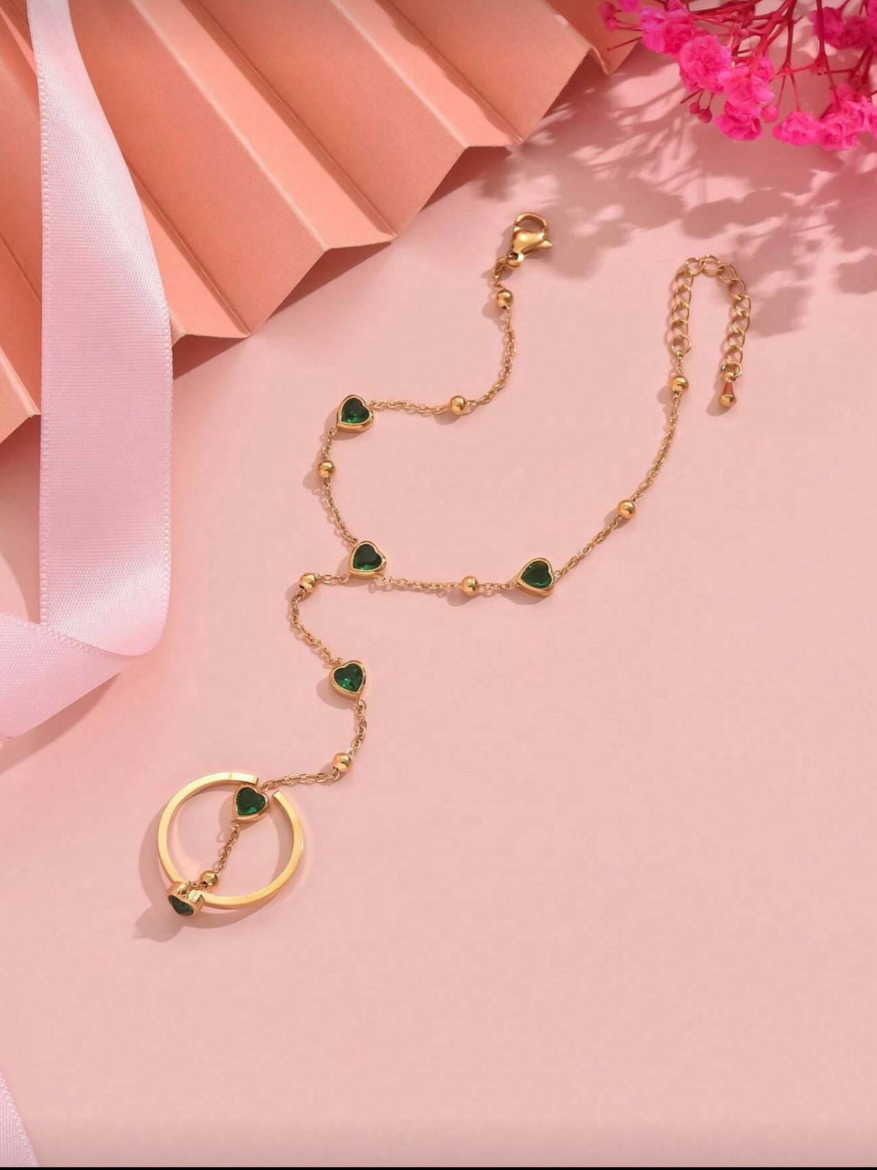 إسورة يد من الستانلس ستيل الذهبي مزينة بقلوب خضراء من الزركون