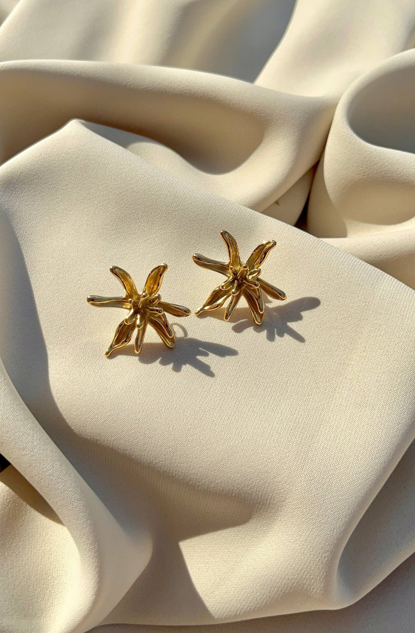 حلق ورده ستالس بيور ذهبي فاخر