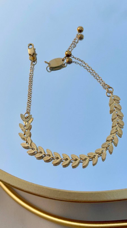 إسوارة ستانلس ستيل بتصميم أوراق ذهبية أنيقة