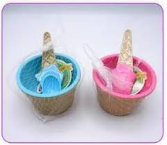 أطقم أطباق وملاعق الآيس كريم الملونة