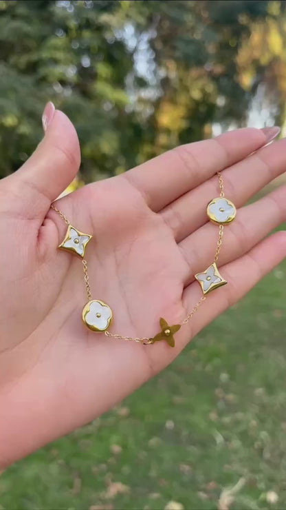 إسورة مطلية بالذهب من الستانلس ستيل مزينة بزهور بيضاء