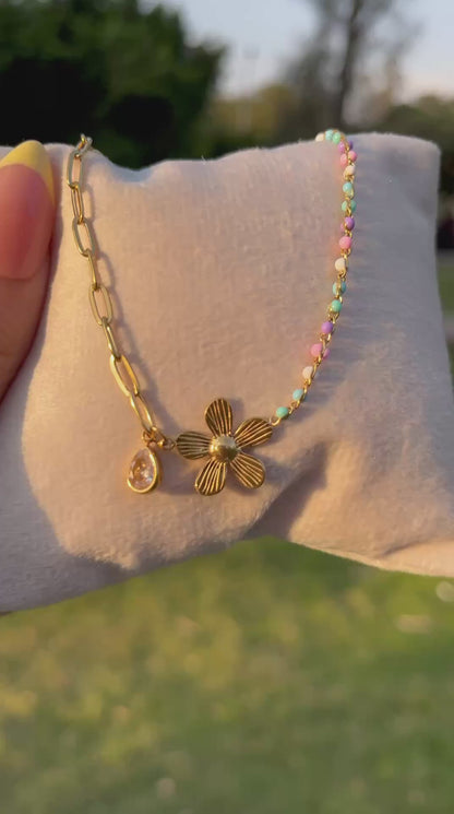 إسورة بتصميم زهرة وأحجار – لمسة أنثوية راقية