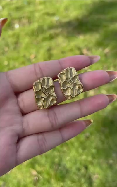 حلق ستانلس ستيل ذهبي بتصميم جميل