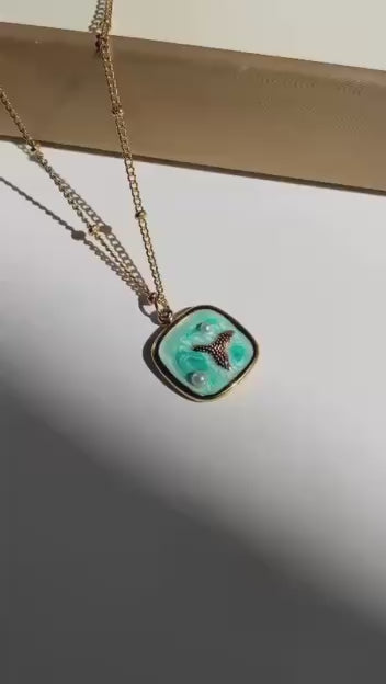 عقد بتعليقة صدفة باللون الذهبي مزينة بمينا زرقاء ولآلئ تقليدية