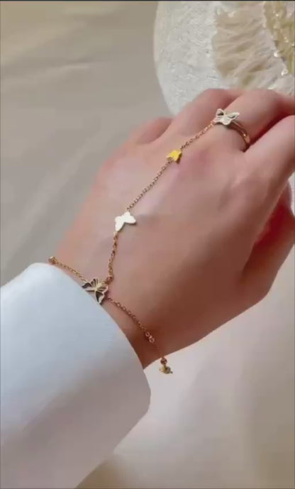 إسورة يد بخاتم متصلة بسلسلة من الستانلس ستيل الذهبي – تصميم فراشات