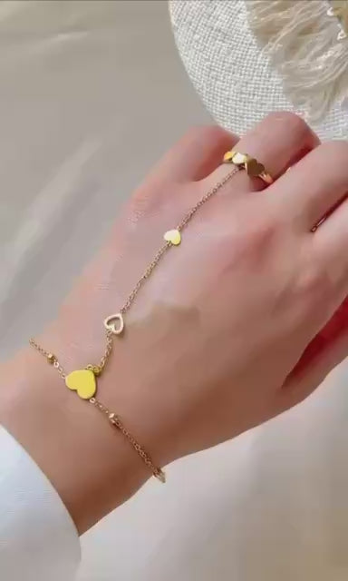 إسورة يد بخاتم متصلة بسلسلة من الستانلس ستيل الذهبي – تصميم قلوب