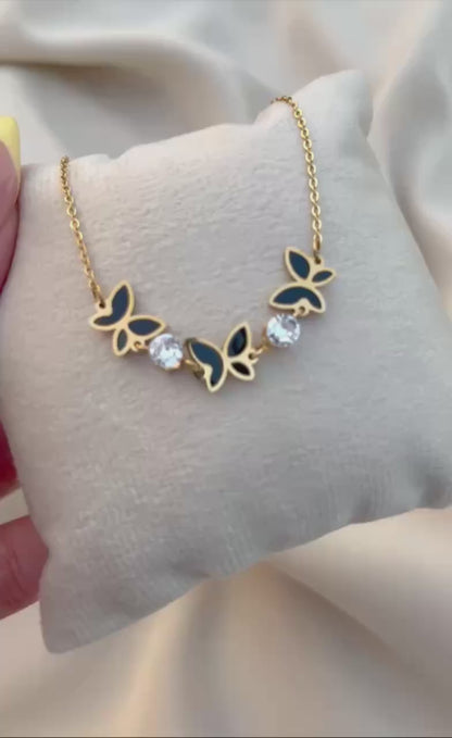 إسورة فراشة ستانلس بيور ذهبي مع تفاصيل سوداء وحبيبات كريستال لامعة