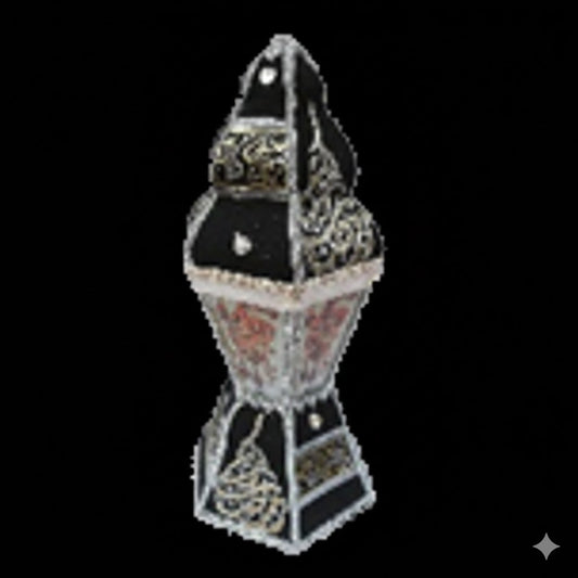 "قطعة فنية تجسد عبق التراث الرمضاني، صُممت بعناية فائقة لتكون أيقونة في الزوايا الروحانية. هذا الفانوس مصنوع بكسوة قماشية فاخرة باللون الأسود القاتم، ومزين بزخارف نباتية وهندسية متداخلة تمزج بين اللونين الذهبي والفضي اللامع.